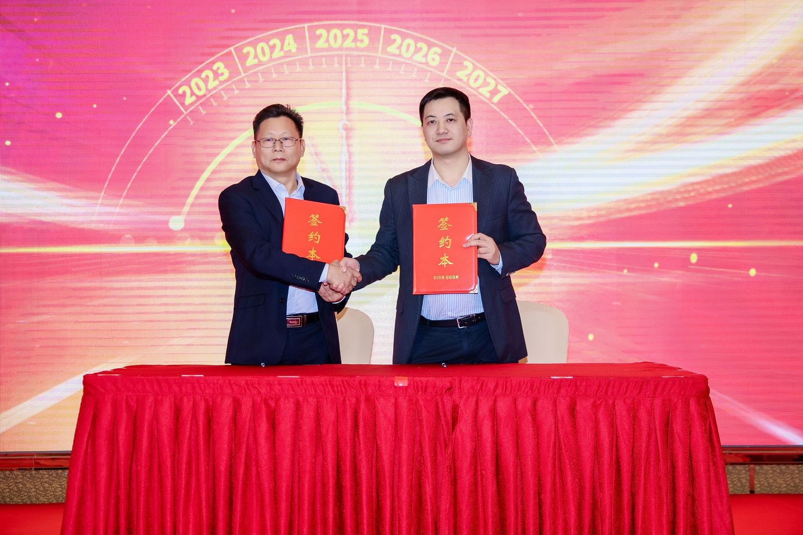 合作签约仪式（左李均武；右刘建国）.jpg